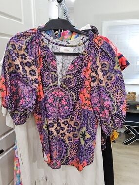 XiRENA Multicolor Printed Puff-Sleeve Blouse in Purple and Pink
